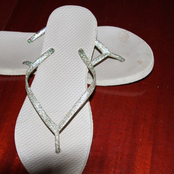 Havaianas Shoes - Women Havaianas Khaki flip flops size 9